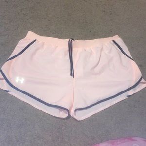 Under armor women’s heat gear short light pink size XL